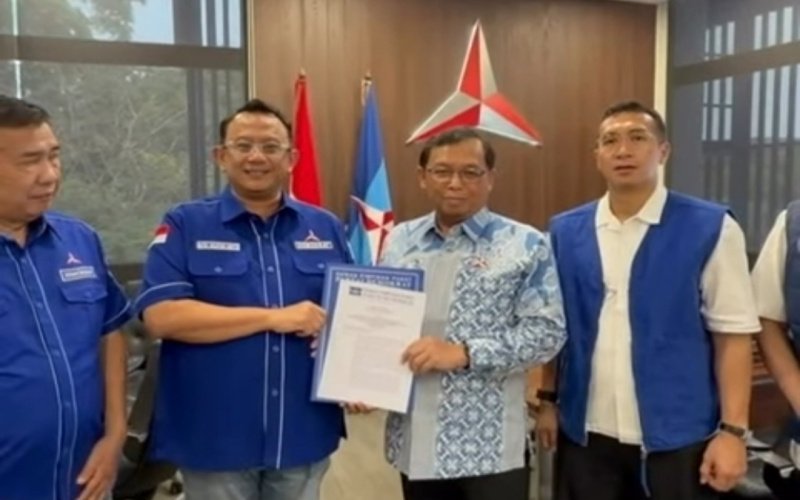 Anton Suratto Kembali Pimpin Demokrat Jabar, Herman Khaeron Serahkan Surat Penetapan