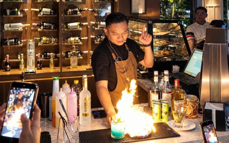 EL Hotel Bandung Hadirkan Solarium Bar Take Over with Mozzar Kolaborasi Spesial untuk Pengalaman Bar yang Lebih Berkelas