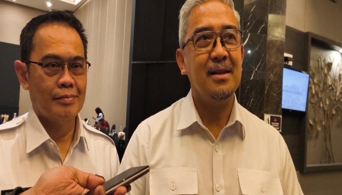 Pemkot Bandung terus menertibkan PKL, terutama bangunan permanen dan semi-permanen di trotoar, badan jalan, serta saluran air.