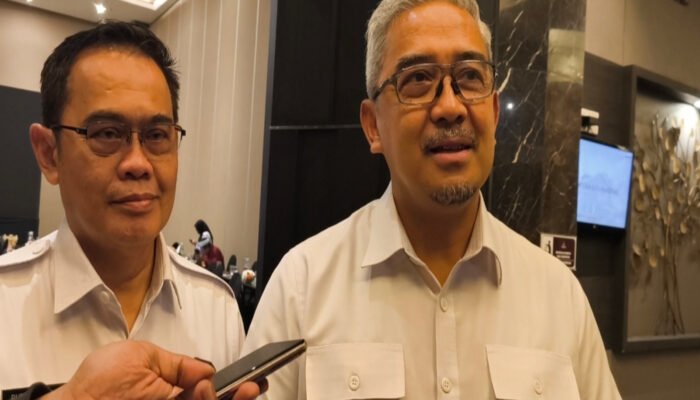 Pemkot Bandung terus menertibkan PKL, terutama bangunan permanen dan semi-permanen di trotoar, badan jalan, serta saluran air.