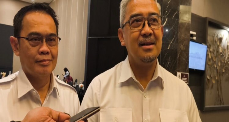 Pemkot Bandung terus menertibkan PKL, terutama bangunan permanen dan semi-permanen di trotoar, badan jalan, serta saluran air.