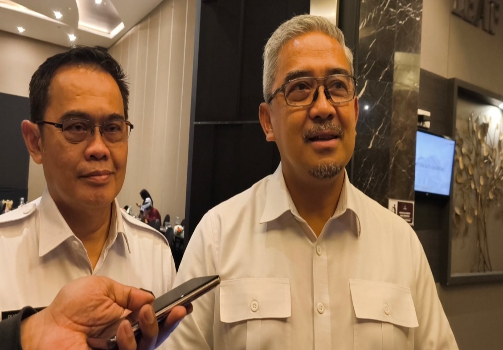 Pemkot Bandung terus menertibkan PKL, terutama bangunan permanen dan semi-permanen di trotoar, badan jalan, serta saluran air.