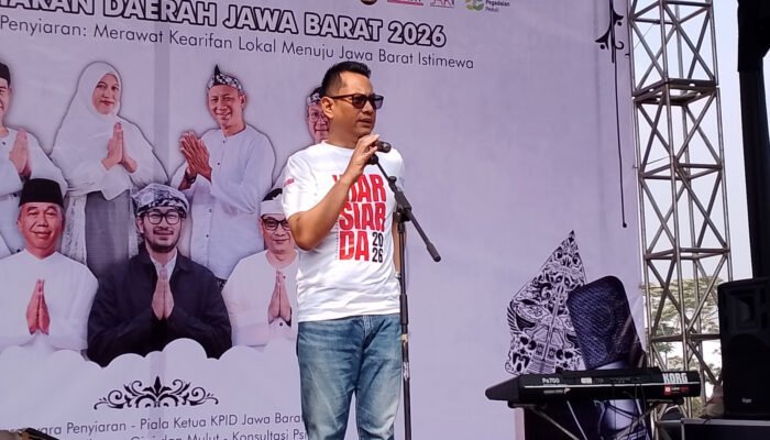 Gempuran hoaks dan disinformasi di ruang digital menjadi tantangan serius bagi masyarakat dalam memilah informasi yang benar.