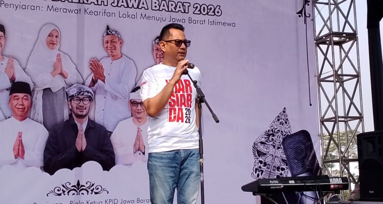 Gempuran hoaks dan disinformasi di ruang digital menjadi tantangan serius bagi masyarakat dalam memilah informasi yang benar.