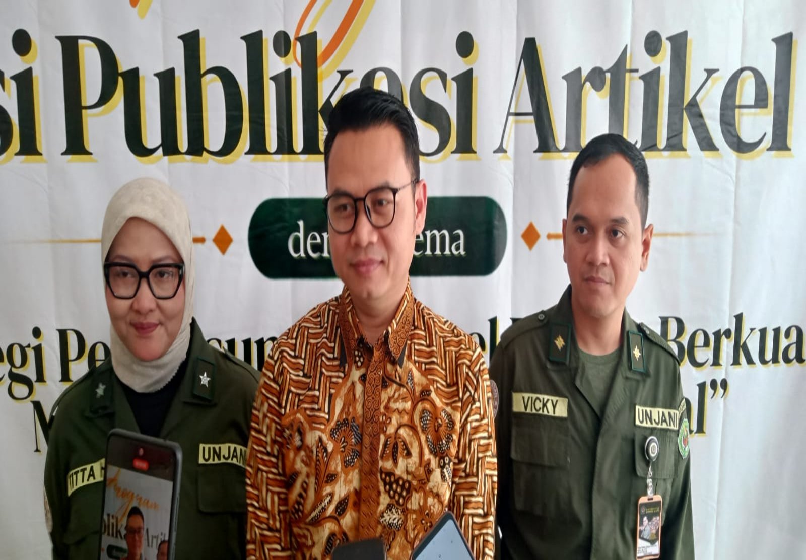 Keterbatasan informasi, kesenjangan sumber daya antar-perguruan tinggi, hingga maraknya tawaran publikasi instan menjadi tantangan bagi dosen