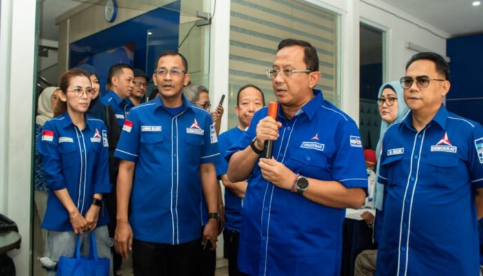 DPD Partai Demokrat Jawa Barat menggelar aksi donor darah di Kantor DPD Partai Demokrat Jabar, Jalan Pacuan Kuda, Arcamanik, Kota Bandung.