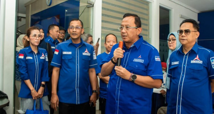 DPD Partai Demokrat Jawa Barat menggelar aksi donor darah di Kantor DPD Partai Demokrat Jabar, Jalan Pacuan Kuda, Arcamanik, Kota Bandung.