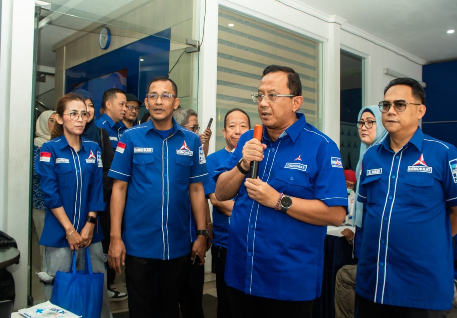 DPD Partai Demokrat Jawa Barat menggelar aksi donor darah di Kantor DPD Partai Demokrat Jabar, Jalan Pacuan Kuda, Arcamanik, Kota Bandung.